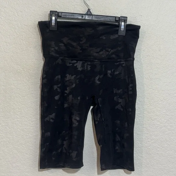 Auth SPANX Faux Leather Shiny Black Camo BIKER SHORTS‎ Size Large - Picture 2 of 3